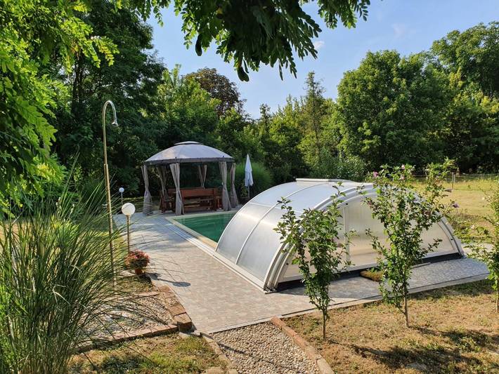 Glamping voor 6 personen, with terras and zwembad as well as tuin in Hongarije