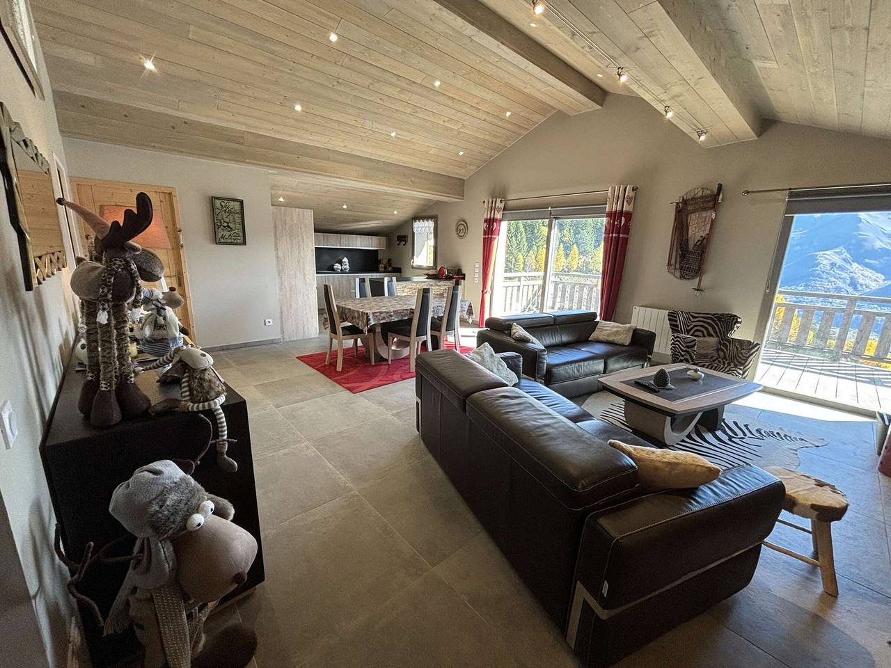 Appartement entier, Appartement moderne 5 pièces, proche des pistes avec cheminée, terrasse, parking et bois inclus in Auris, Parc national des Écrins
