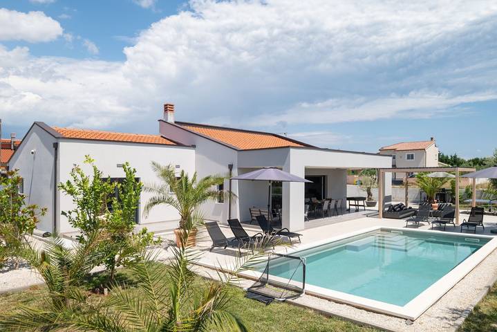 Location de vacances pour 6 personnes, avec jardin et piscine, animaux acceptés à Loborika