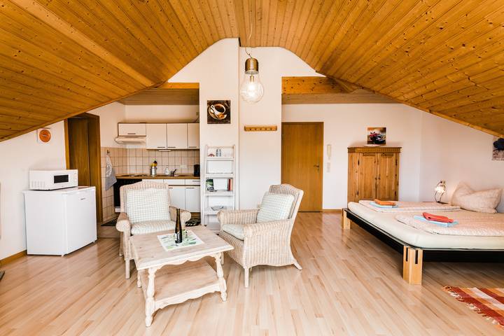 Appartement entier, Appartement 'Jonagold' avec balcon et Wi-Fi in Espasingen, Stockach