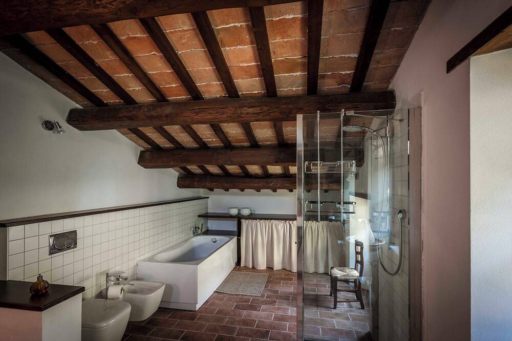 Apartamento entero, Charming Casale w/ Garden & Shared Pool, Romagna Toscana Escape- La Clombera 2 in Tredozio, Provincia de Forlì-Cesena