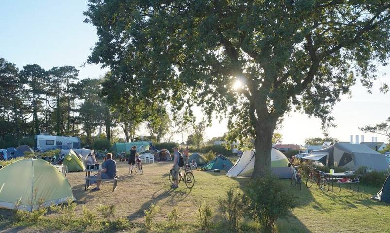 Camping für 6 Personen, mit Terrasse und Garten sowie Kinderpool und Pool auf Bornholm