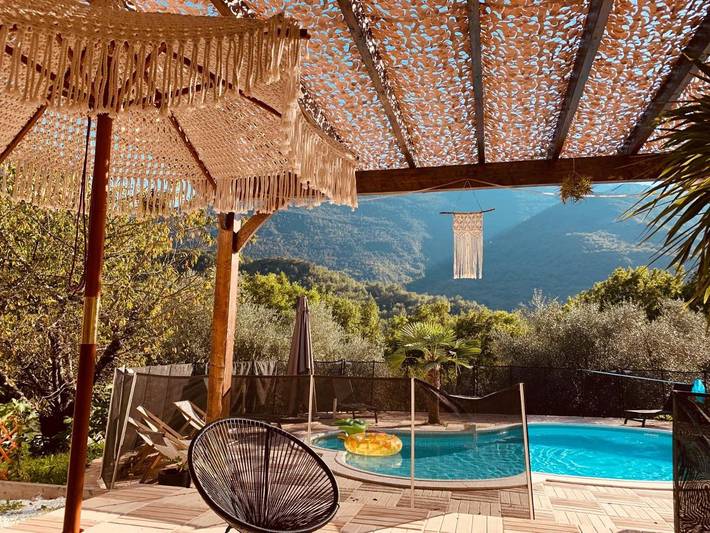 Gîte pour 4 personnes, avec Terrasse et Jardin ainsi que Piscine et Vue à Puget-Théniers