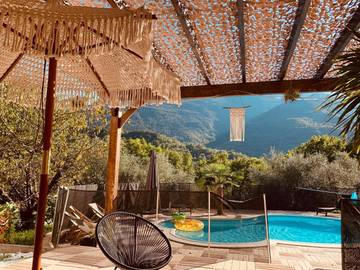 Gîte pour 4 personnes, avec vue ainsi que piscine et jardin à Puget-Théniers