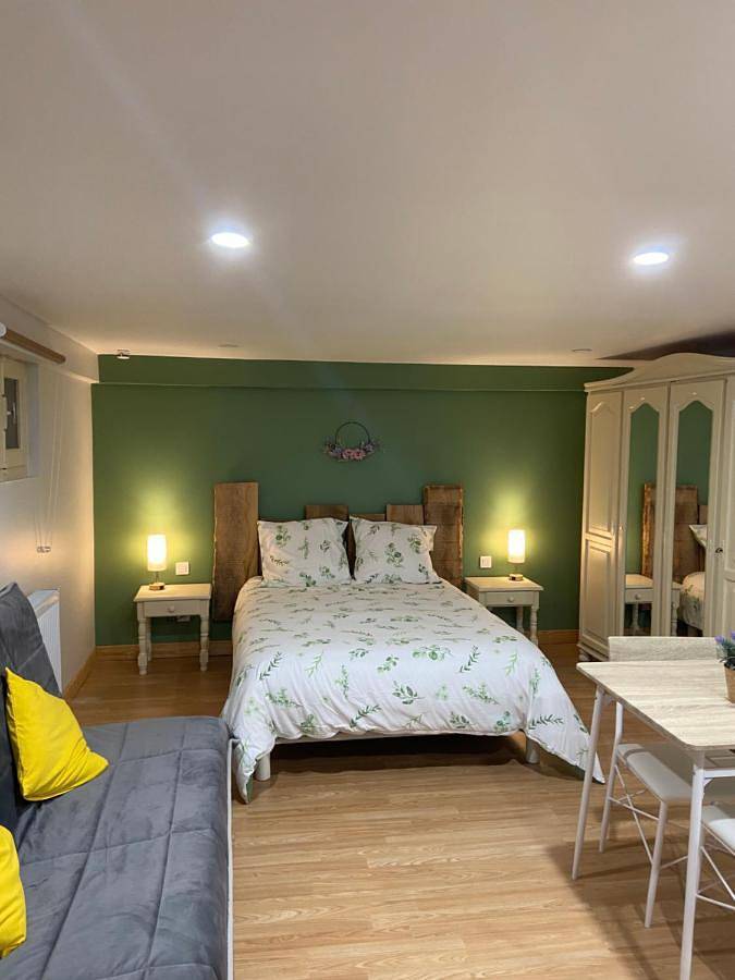 Appartement de vacances entier, Chambre au vert in Saint-Laurent-de-Cerdans, Région de Céret