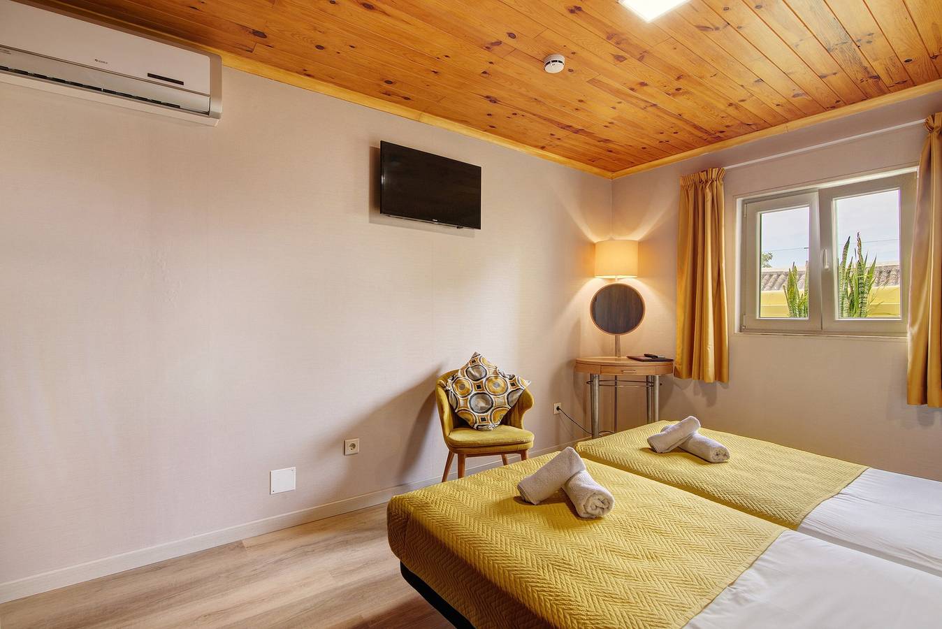 Entire apartment, Apartment 'Quarto Twin 204' with Shared Terrace, Wi-Fi and Air Conditioning in São Pedro, Faro