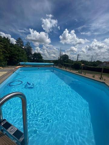 Location de vacances pour 2 personnes, avec jardin ainsi que vue et piscine à Exideuil