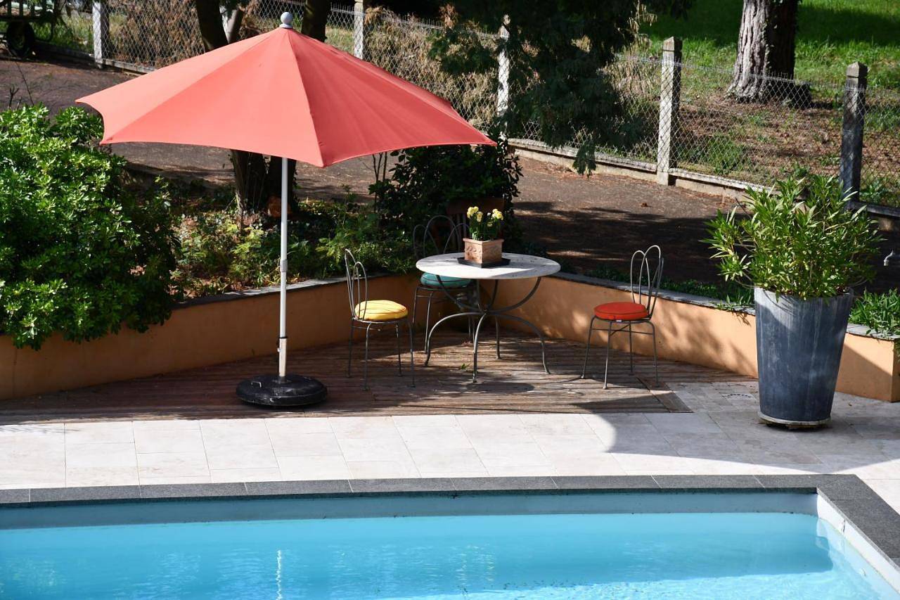 Appartement de vacances entier, King Room with Pool View in Changé, Sarthe