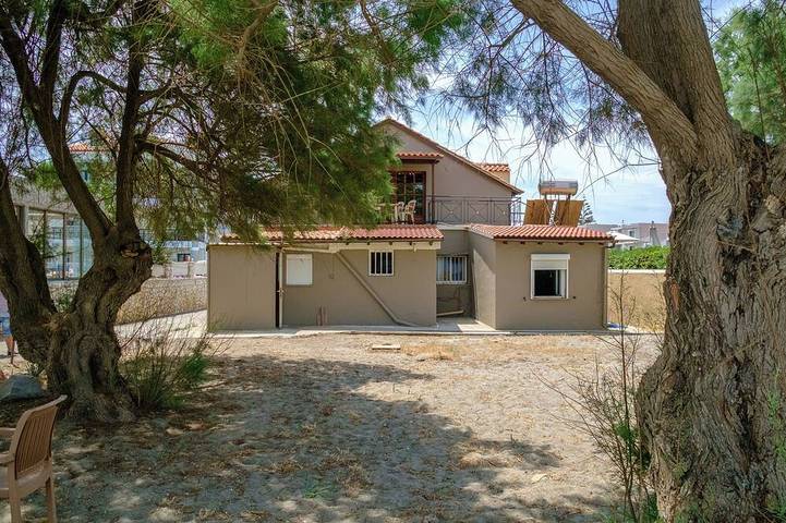 Seafront Paradise with sand Yard 10 m. from Beach! in Platanias, Chania und Umgebung