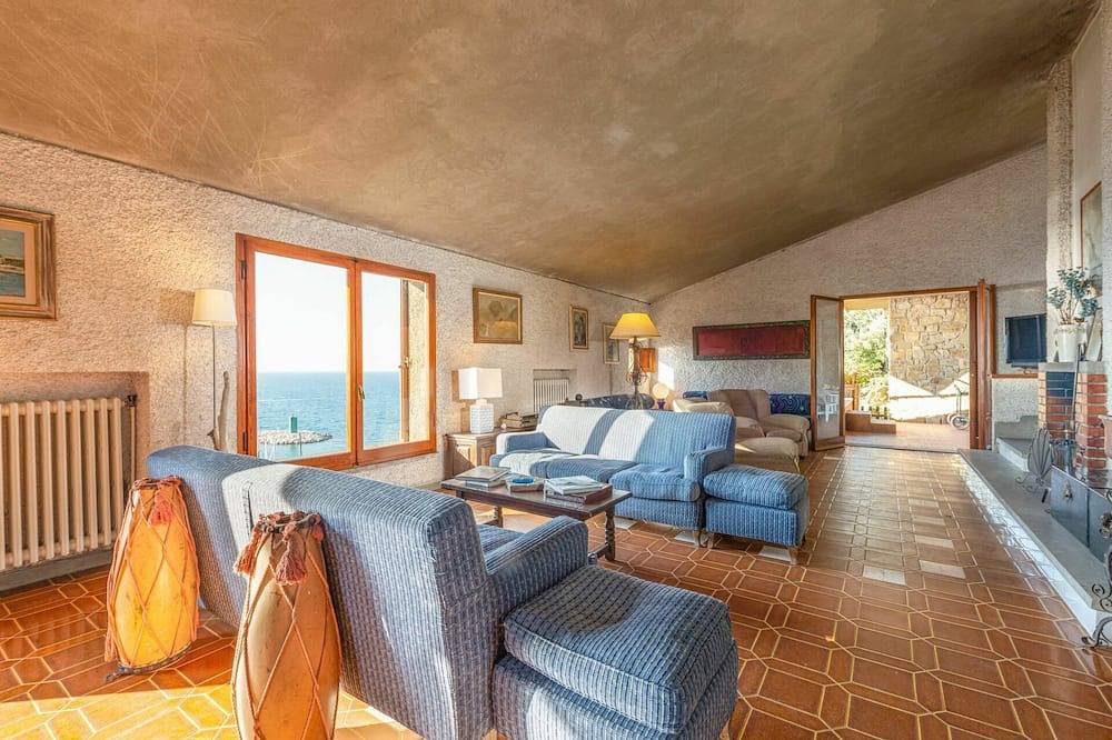 Wonderful private villa for 10 people with Wifi, A/C, Tv, terrace and pets allowed in Castiglione della Pescaia, Grosseto Province
