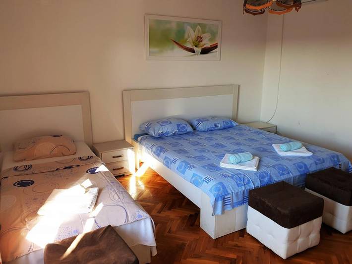 Apartamento de vacaciones para 3 personas, con piscina y jardín además de vistas y balcón - 1