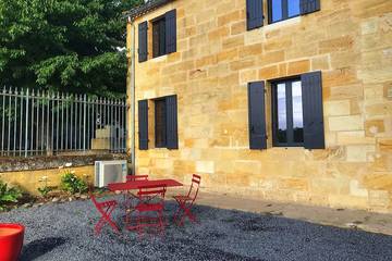 Location de vacances pour 8 personnes, avec terrasse et jardin à Les Salles-de-Castillon