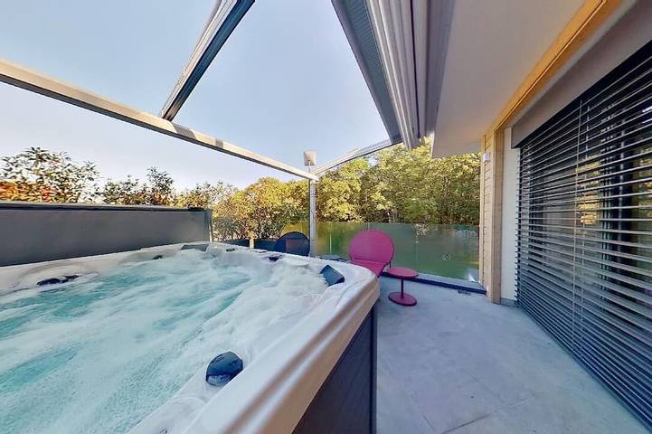 Location de vacances pour 10 personnes, avec jardin ainsi que jacuzzi et balcon à Veigy-Foncenex