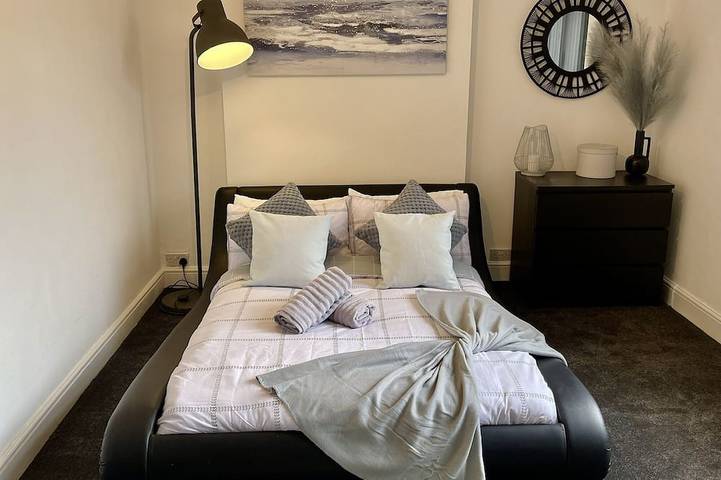 Appartement entier, Casa Lobo's Beautiful Suites +free offroad parking -Suite#2 in Wolverhampton, Région de Birmingham