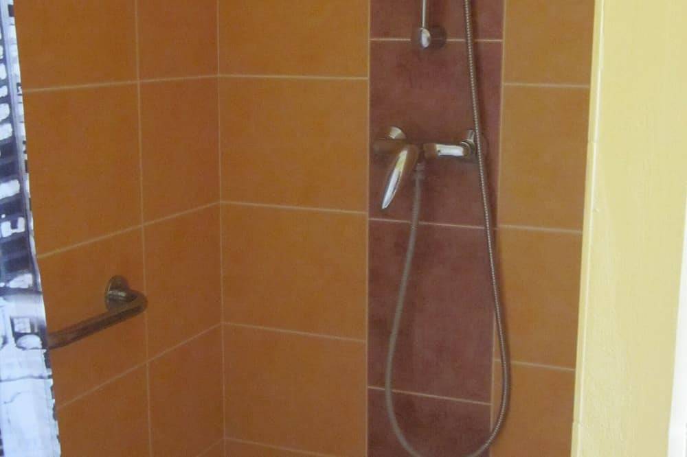Quiet villa, sleeps 6, private pool in Viviers, Privas