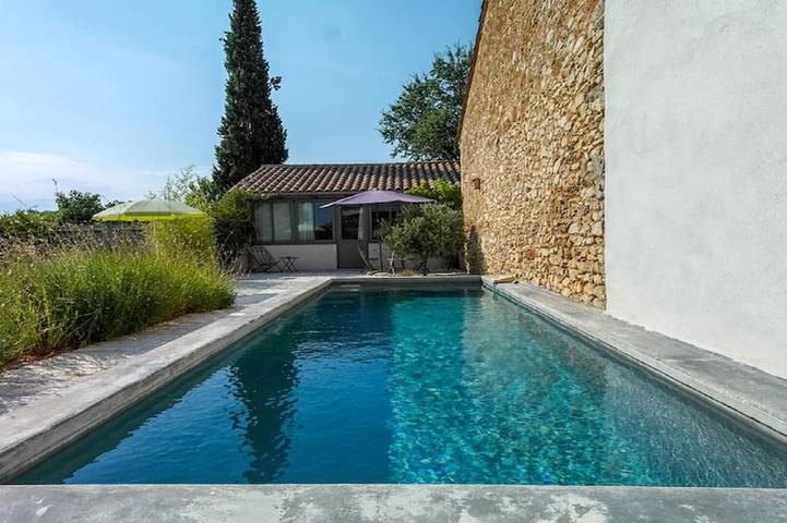 Gîte pour 4 personnes, avec Terrasse ainsi que Jardin et Piscine