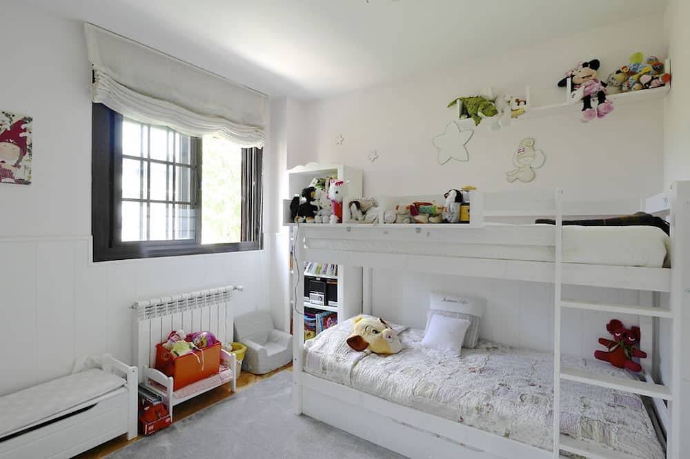 Entire apartment, Beautiful 3 Bedroom apartment very near Madrid city, Wifi, Ac, Pool, Paddle. in Majadahonda, Madrid Province
