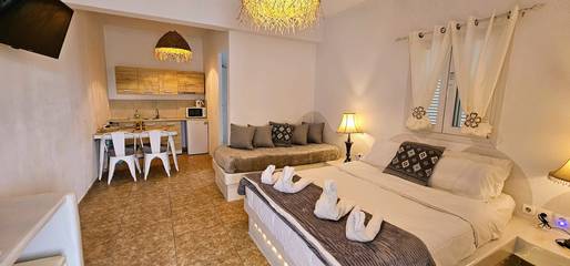 Studio voor 3 Personen in Perissa, Santorini, Afbeelding 2