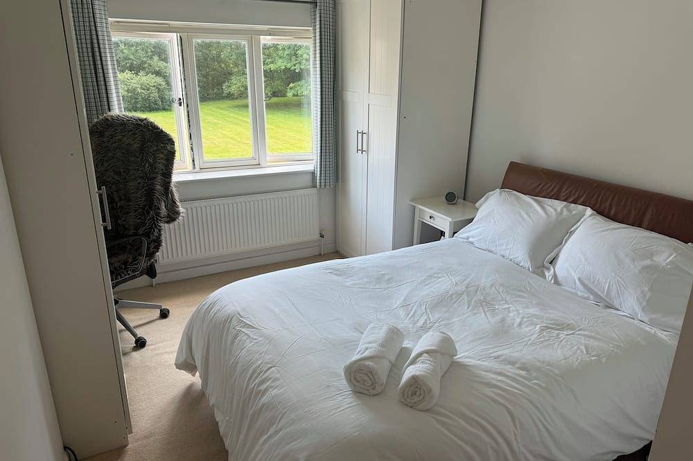 Lodge backed by English legacy in Ockham, Guildford