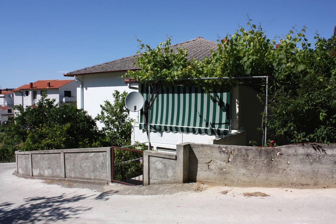 Ganze Wohnung, 1-Zimmer-Ferienwohnung mit Terrasse und Meerblick Supetarska Draga - Donja, Rab -b in Supetarska Draga, Rab