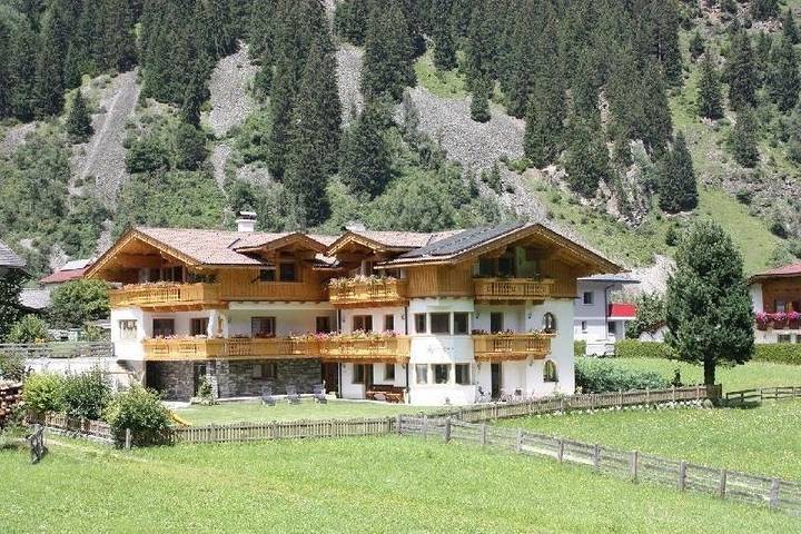 Ferienwohnung für 6 Personen, mit Terrasse und Garten sowie Sauna in Neustift im Stubaital
