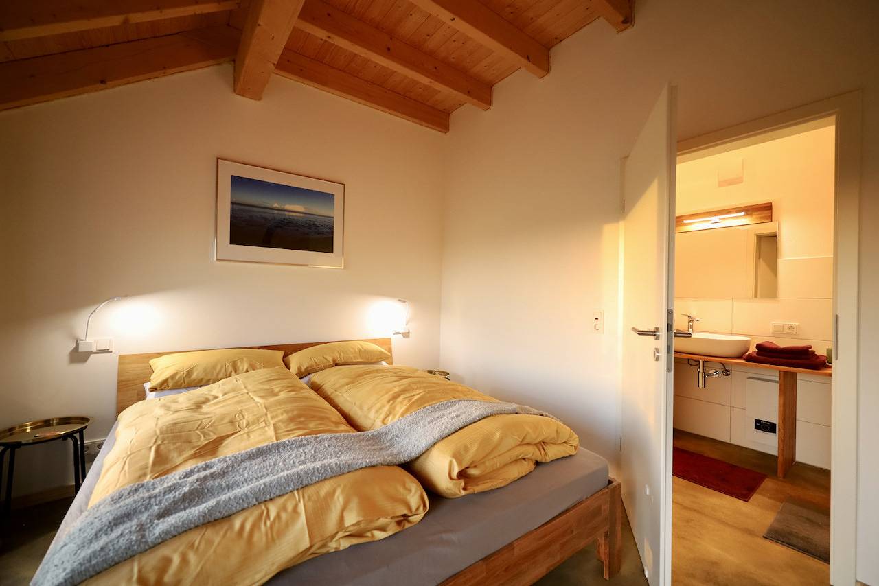 Ganze Ferienwohnung, Sömmertied, Exklusive 4-Sterne-Fewo von 2024, Sonnenterrasse, eigener Zugang zur 150 m entfernten Nordsee in Ostbense, Neuharlingersiel