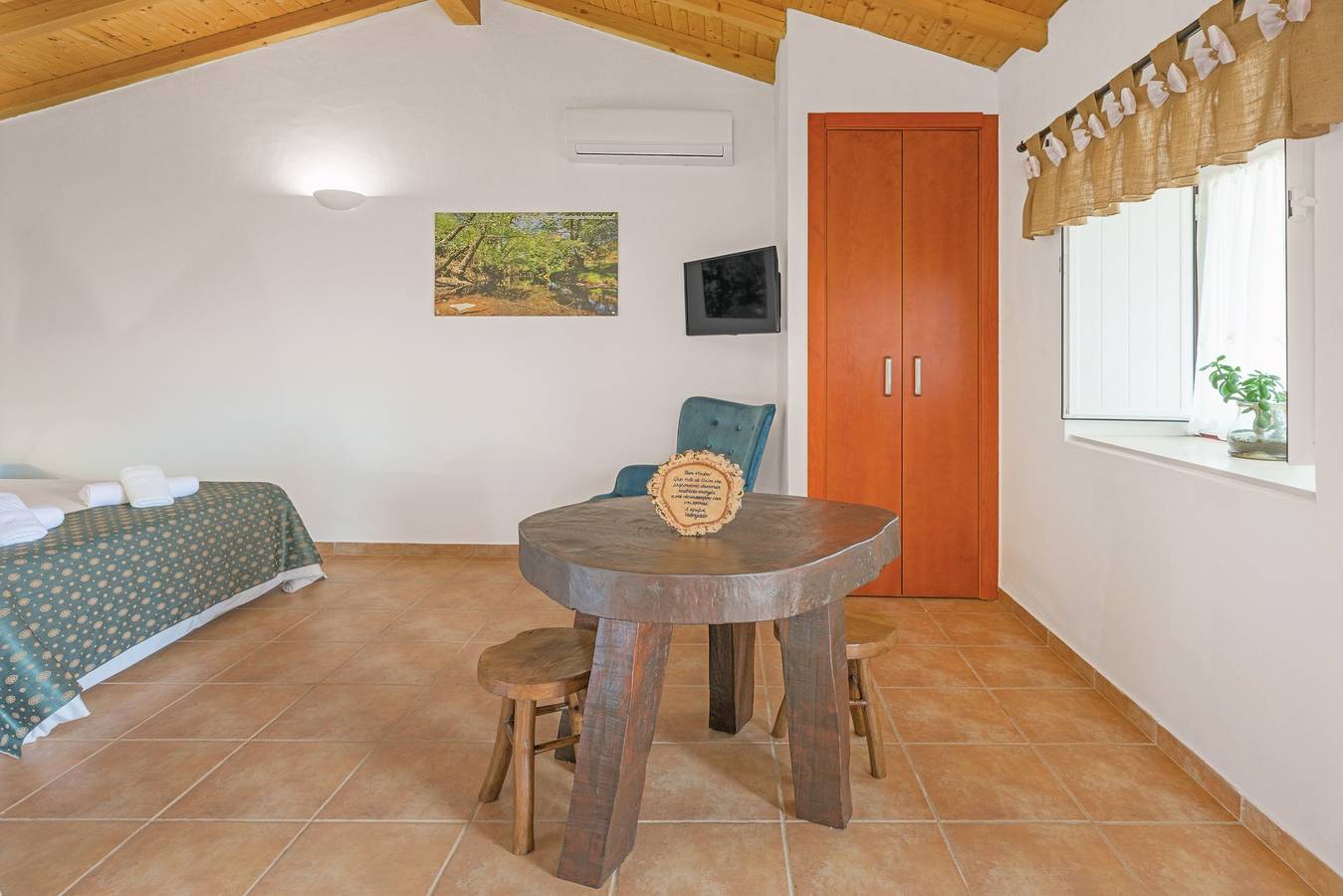 Apartamento entero, Casa de vacaciones 'Eva' con vistas a la montaña, Wi-Fi y aire acondicionado in São Luís, Costa Alentejana