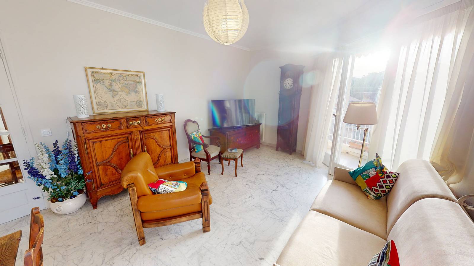 Apartamento entero, Pleasant and spacious 3-room apartment with parking near the center and the sea in Menton, Costa mediterránea (Francia)