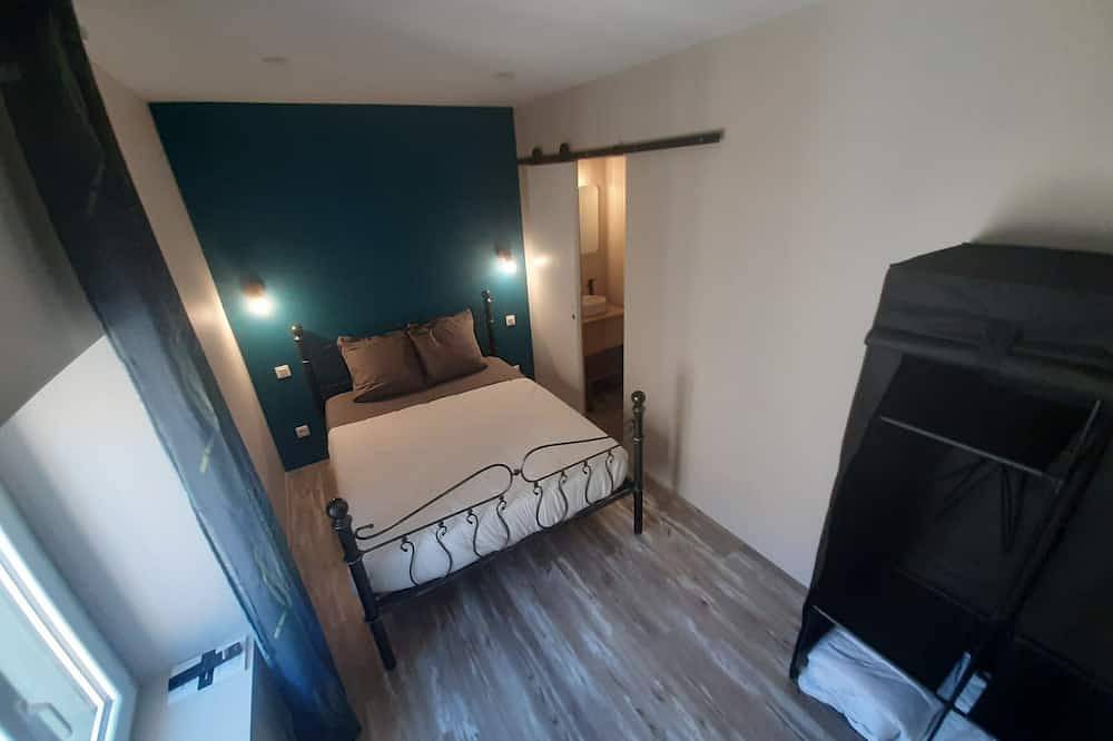 Entire apartment, \"Les Iris\" Apt 107, T2 Cosy, 30 m2, 1 bedroom with Tv in Bourg-Saint-Andéol, Privas