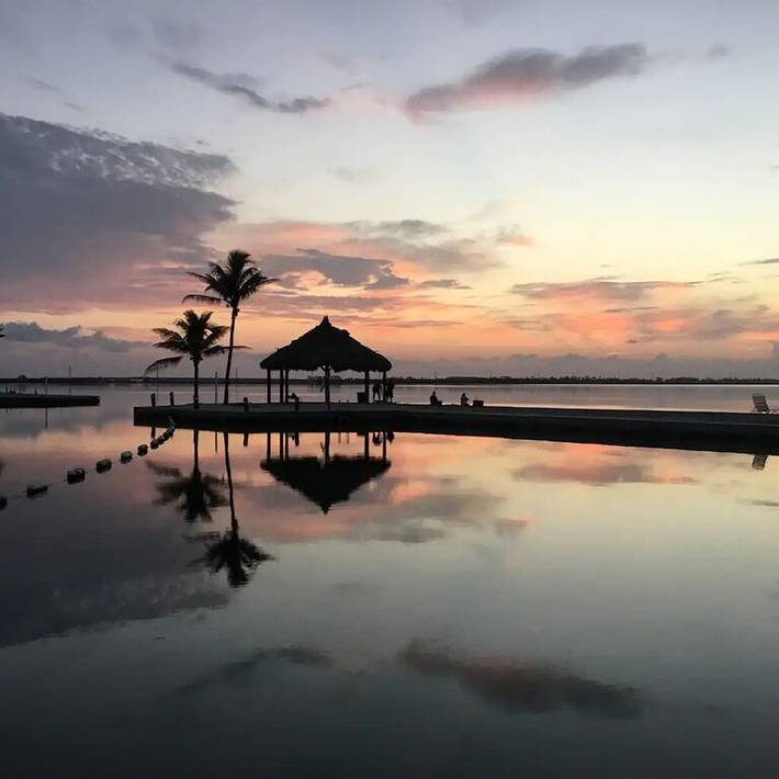 Vacation rental for 6 people, with pool and hot tub as well as balcony in Cudjoe Key