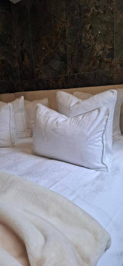 Gîte pour 2 personnes, avec jardin ainsi que vue et terrasse à Crémieu - 3