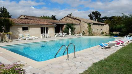 Gîte pour 8 personnes, avec jardin ainsi que piscine et terrasse à Alixan