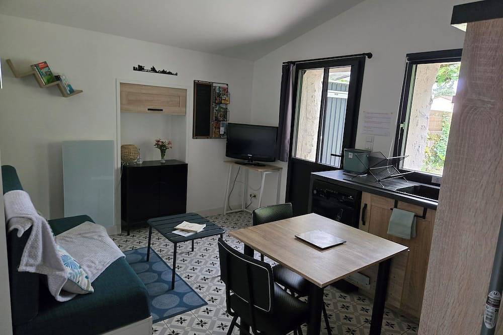A charming, quiet, and rustic little cottage with a small garden and private parking. in Clisson, Nantes region