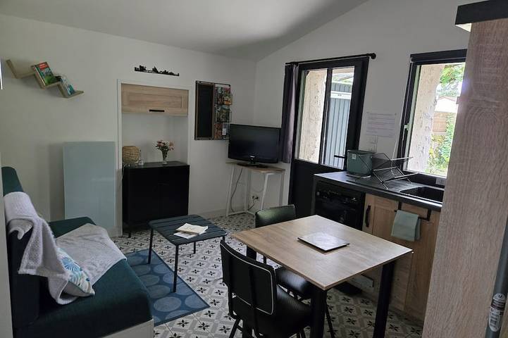 Bucolique et au calme, maisonnette de charme avec son jardinet et parking privé. in Clisson, Région de Nantes