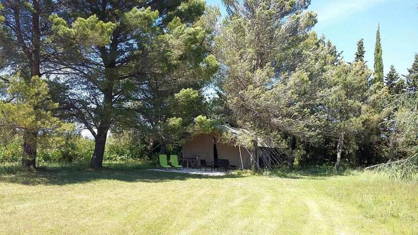 Tente pour 4 personnes, avec piscine ainsi que jardin et vue, animaux acceptés dans le Vaucluse