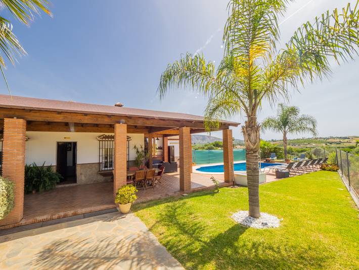 Chalet para 8 personas, con piscina y jacuzzi además de terraza y jardín - 1