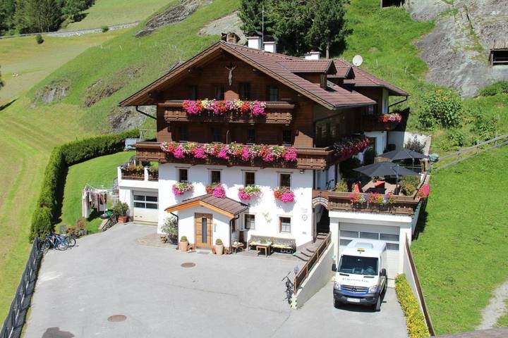 Ferienwohnung für 4 Personen, mit Balkon und Terrasse sowie Garten und Ausblick