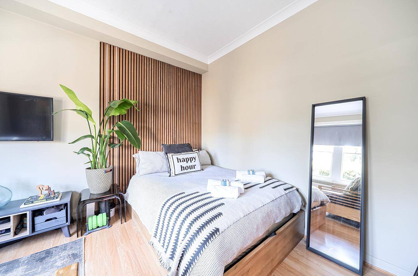 Entire apartment, Chic Flat Hideaway with Private Courtyard - Pass the Keys in Guildford, Surrey