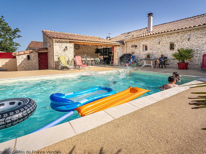 Gîte pour 14 personnes, avec Terrasse et Jardin à L'Hermenault