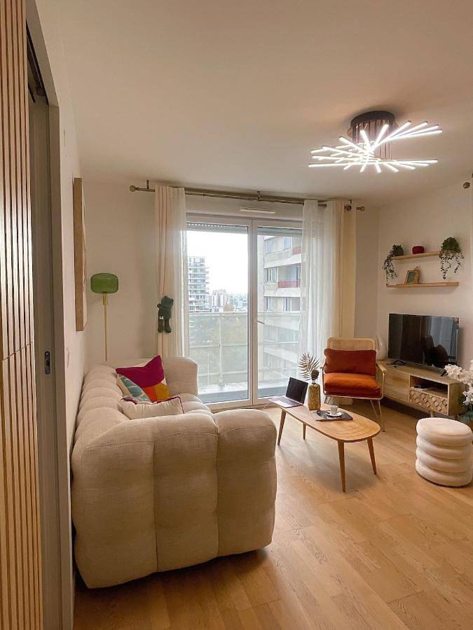 Gîte pour 4 personnes, avec Balcon et Jacuzzi ainsi que Terrasse et Vue dans Paris Metro Gallieni