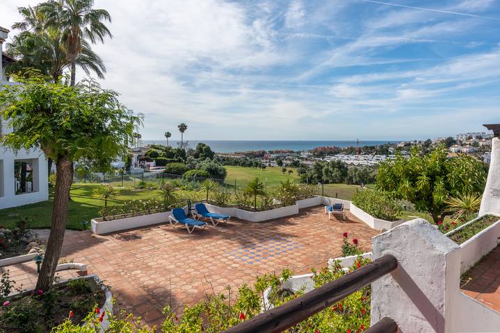 Entire apartment, Apartment 'Fuente De La Duquesa' with Sea View, Wi-Fi and Air Conditioning in Puerto de la Duquesa, Manilva