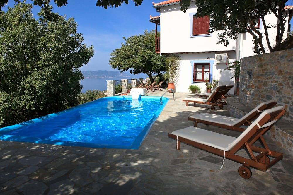 Villa tradicional María O con fantásticas vistas entre el bosque de montaña y el mar. in Islas Espóradas