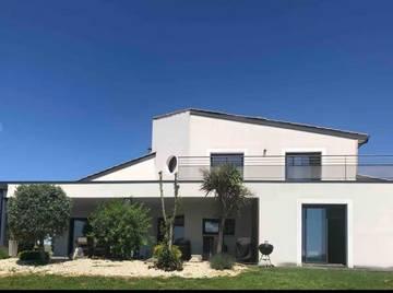 Gîte pour 6 personnes, avec piscine ainsi que jardin et jacuzzi à Beaumont-de-Lomagne