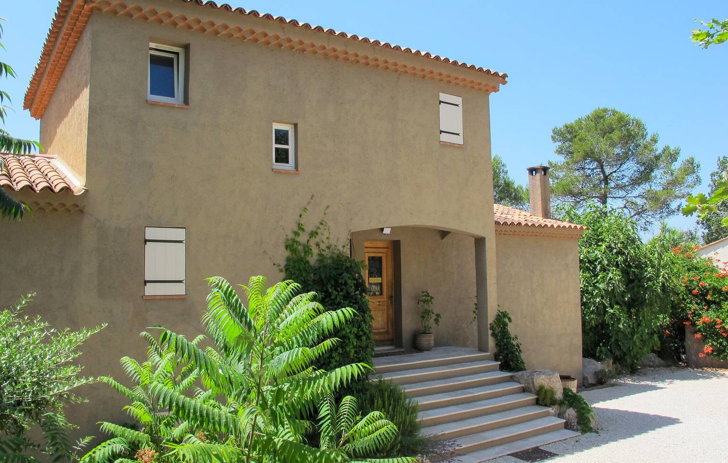 Luxe Appartement met Zwembad & Parkeerplaats, 2.5km naar Centrum in Saint-Maximin-la-Sainte-Baume, Brignoles region