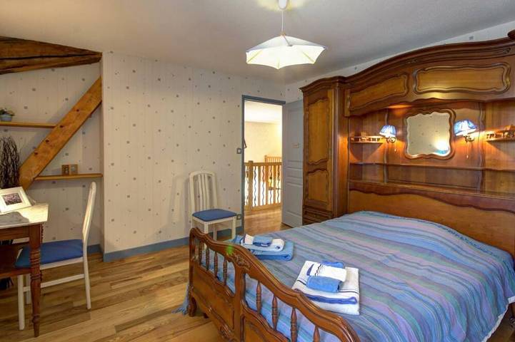 Gîte pour 8 personnes, avec piscine et jardin à Saint-Priest-la-Prugne - 4