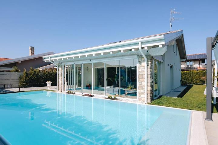 Villa per 6 persone, con piscina e giardino nonché idromassaggio a Peschiera del Garda