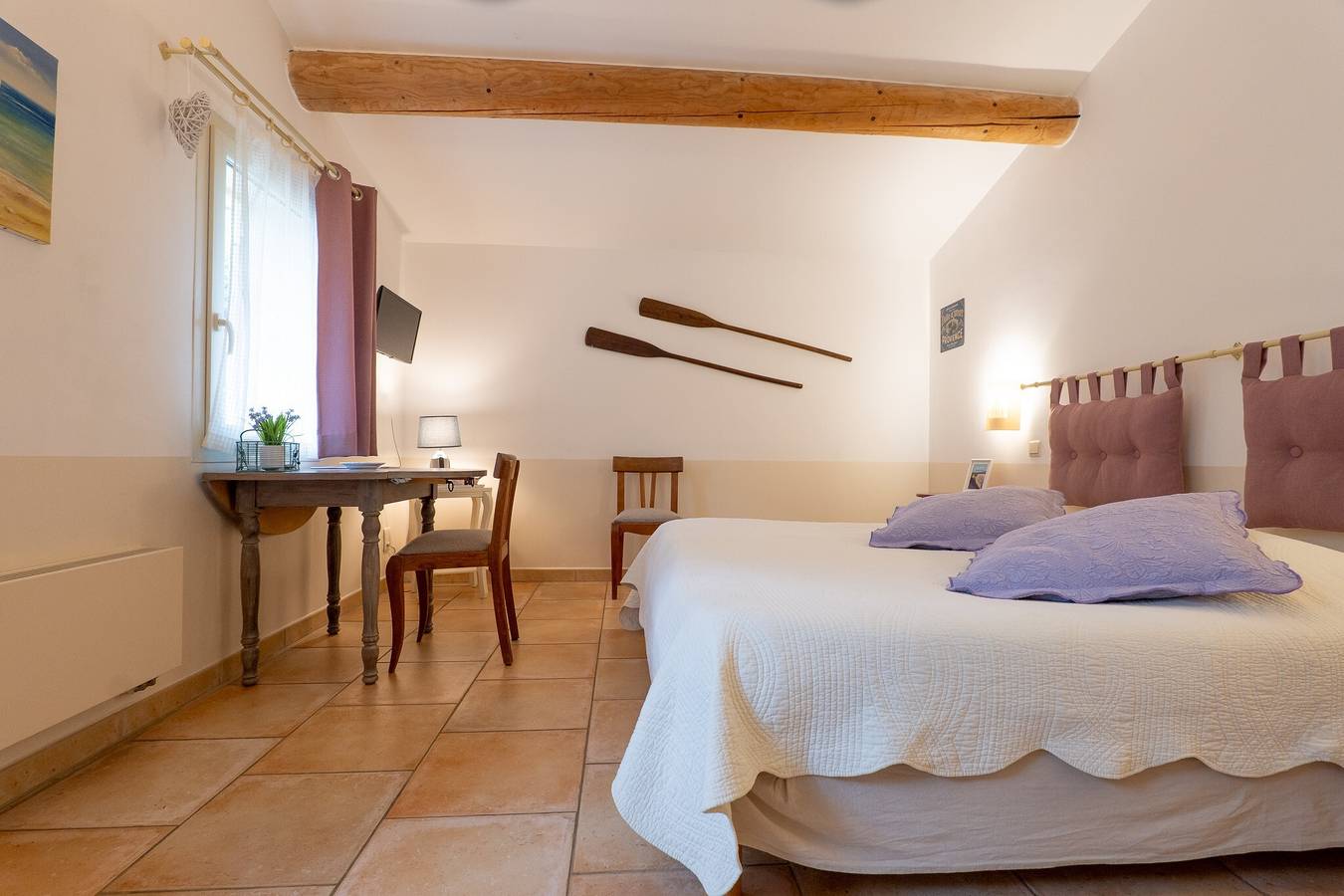Chambre d’hôtes « Le Mas Du Loup - Chambre Provence » avec vue montagne, terrasse partagée et Wi-Fi in Moustiers-Sainte-Marie, Parc naturel régional du Verdon