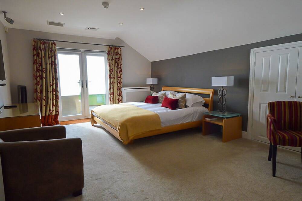 Penthhouse - Super King Suite - Seaview - Ensuite in Barton on Sea, Hampshire