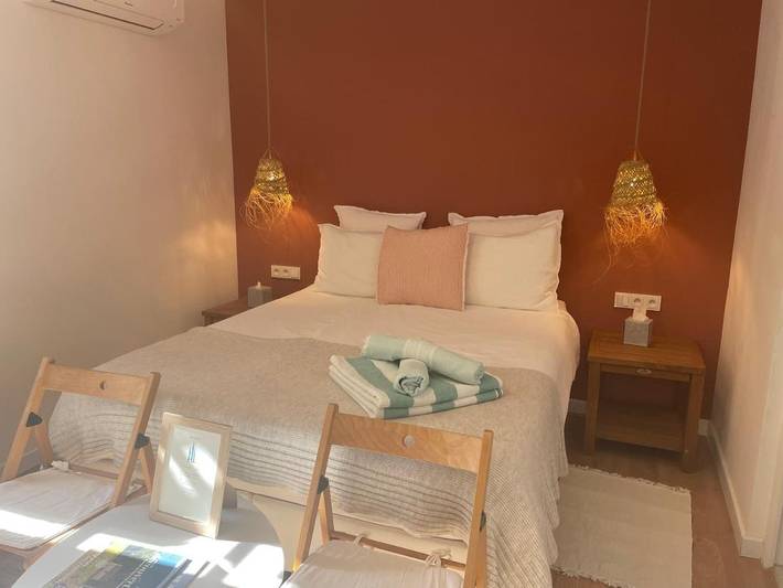 Alojamiento y desayuno para 2 personas, con terraza y vistas además de piscina y jardín - 1