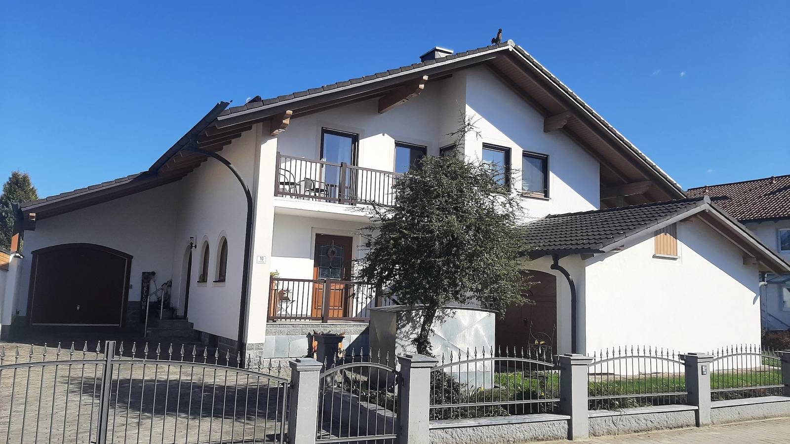 Ganze Ferienwohnung, Ferienwohnung Geier - Ferienwohnung im Obergeschoss mit 2 Balkonen in Niederalteich, Ostbayern